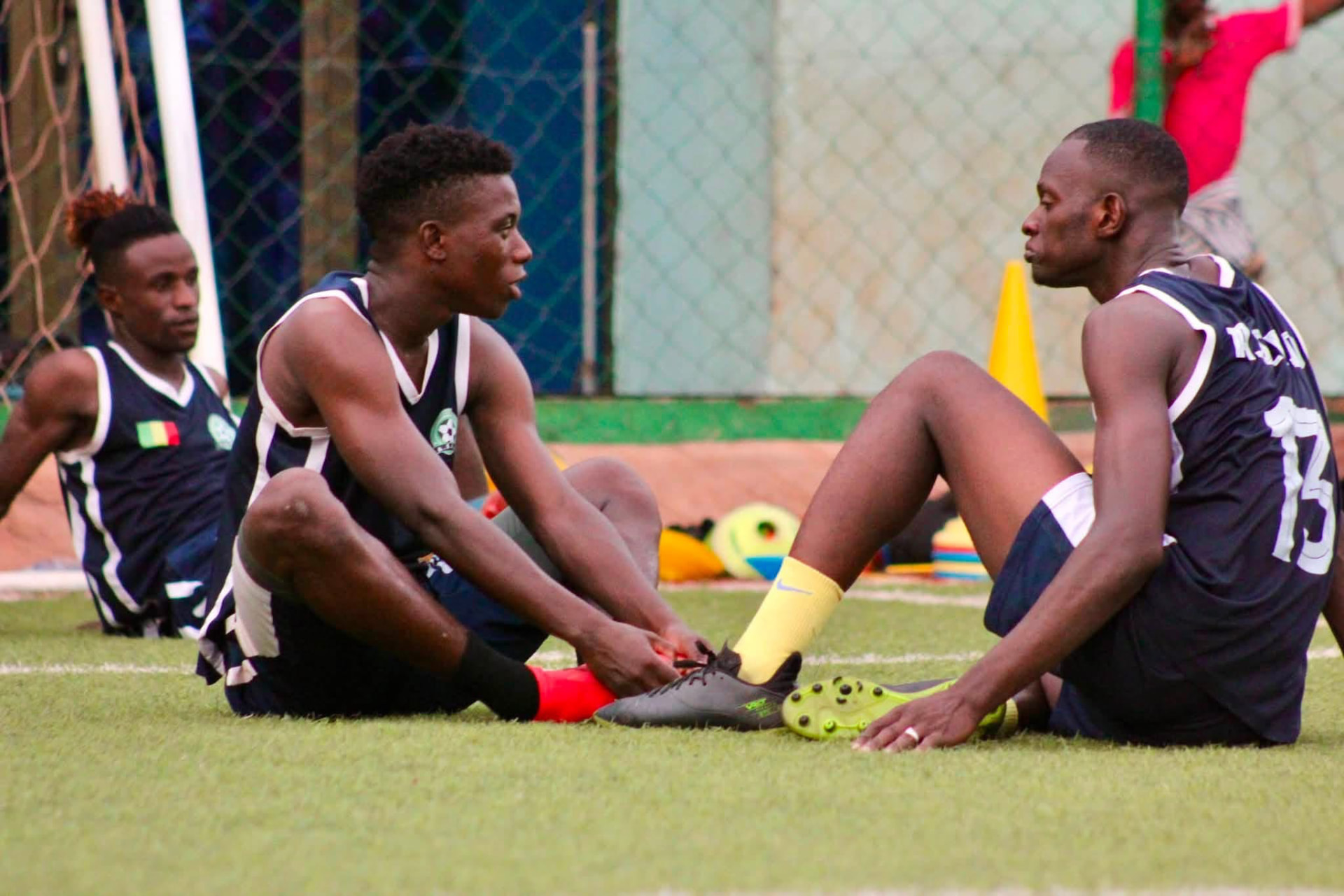 Joueurs de l'A.S.A.D au repos sur la pelouse